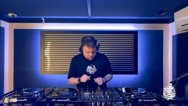 🔊 My @infernal_sounds promo mix for IFSLTD005 is officially live! Watch the full vid back on YouTube or stream the audio on SoundCloud via the English Weather EP link in my bio. Big up everyone who sent tracks, I really appreciate you all 🙏🏻. This