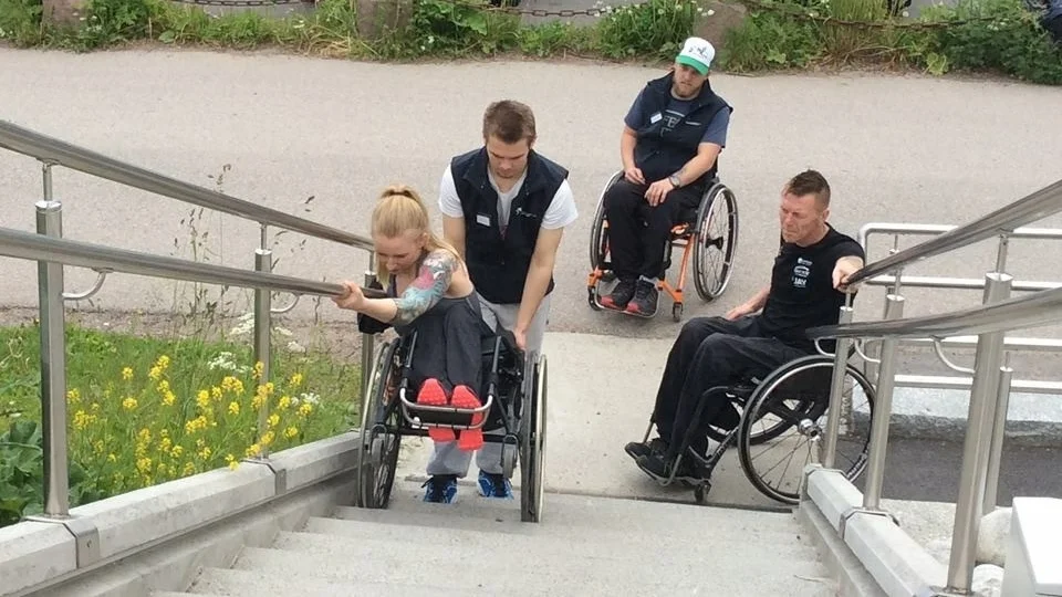 Meg veileder Kirsti i trapp.jpg