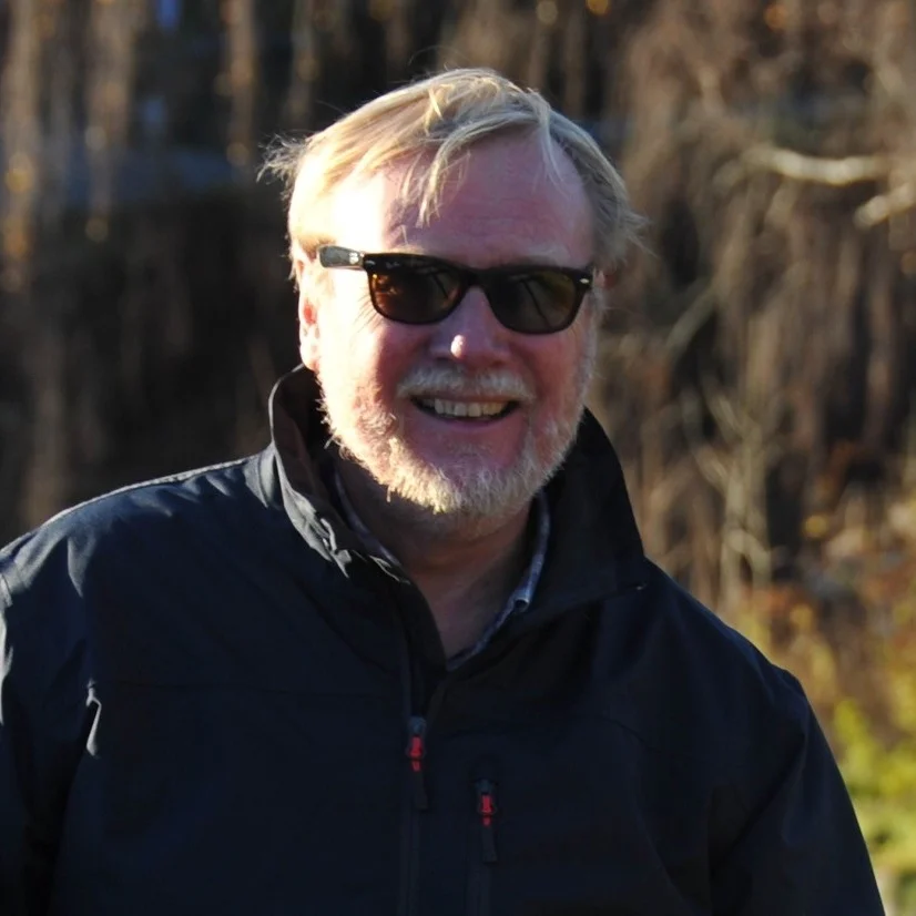 Jan Erik Næss Hvem er du? Jan-Erik Næss, reist 64 ganger rundt sola og har flyttet fra Oslo til Åros i det som nå skal hete søndre Asker. Gift, to voksne sønner og er også blitt farfar. Jeg jobber stort sett med styreverv og noe eiendomsutvikling samt mentorvirksomhet for grundere gjennom Innovasjon Norges mentor program. Har en fortid som leder av markedskommunikasjonsbedrifter i 25 år før jeg gikk inn som Generalsekretær i KNS i 13 år fra 2001 til 2014. Dette for å forfølge min lidenskap for seiling,samtidig som jeg kunne opprettholde mine styreverv. Jeg har var styreleder i Sunnaasstiftelsen i 12 år (2007-2018). Hva brenner du for? Som leder av KNS kom jeg tidlig i kontakt med seiling for funksjonshemmede. Jeg ble fascinert av hvor bra denne idretten passet for folk med ulike funksjonsnedsettelser. I visse klasser ville selv de beste funksjonsfriske ha problemer med å slå våre Paralympics seilere. Å få anledning til både og bidra til- og å følge utøverne frem til medaljer var en stor inspirasjon og ga meg troen på at alt går an bare vi er flinke til å motivere psykisk og å tilrettelegge fysisk. Jeg brenner derfor for alle tiltak som forkorter veien fra skade og initiell rehabilitering frem til (full)verdige liv. Arbeidet for Sunnaasstiftelsen gav meg rikelig med anledninger til å bidra til denne prosessen. Hva kan du bidra med i stiftelsen? Foruten at jeg har bred styrerfaring fra en rekke bransjer har jeg også et ganske stort nettverk som gir tilgang på dører som ellers ville vært lukket. Min bakgrunn innen markedskommunikasjon har vel også kommet til nytte gjennom årene. Styret i stiftelsen velger sin egen leder så jeg er stolt over at en så kompetent gjeng gav meg denne tilliten gang på gang i en årrekke. Hva gjør du på fritiden? Foruten seiling setter jeg pris på å være på vår lille gård ved storhavet på Andøya i Vesterålen som vi kjøpte i 2009. For min kone og meg er det fantastisk eksotisk og kunne bo der noen uker av gangen gjennom året. Selv om jeg ikke har noe slektsmessig forhold til NordNorge så har jeg alltid hatt et «nordvendt hjerte». Det har også medført over 50 turer til Svalbard der jeg var styreleder for en bedrift (Basecamp Spitsbergen) fra 1998 til 2007.