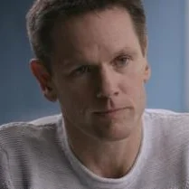 Trond Hammer Hva brenner jeg for? Jeg er en kanskje over middels aktiv fyr som liker at ting skjer. Har alltid trent mye, både utholdenhet, styrke og grunnstyrke. Liker å holde på utendørs. Enten i en hinderbane, på sykkel eller ute på ski. Får jeg gjort dette sammen med kona og barna mine, er det komplett lykke for min del! Jeg brenner for aktivitet! Jeg skal ikke la en rullestol bestemme over meg, jeg bestemmer over den! Jeg kan være like aktiv som før ulykken, bare på en annen måte! Mange himler nok med øynene når jeg hevder dette, for er det nok en ”idiot” om skal ”belære” andre om hvor lett det er å tenke positivt og sette seg hårete mål. Man må selv være realist i sitt eget liv! Men hva er et hårete mål? Dette er jo selvsagt helt individuelt! For en kan det å kunne gripe rundt et glass være det hårete målet, for en annen er det å kunne sykle Norge på langs på håndsykkel være sitt mål Hva kan jeg bidra med i stiftelsen? Jeg kan bidra med meg selv! Med det mener jeg at jeg kan se behov fra en brukers side, og sette ord på dette innenfor det vi arbeider med for andre. Jeg er personlig engasjert i hva som foregår på rehabilitering- og forskningsiden Ofte er det vanskelig for en ”frisk” person å kunne sette seg inn i hva et behov/prioritering en skal arbeide med. Håper her å kunne bidra med egne erfaringer, ikke bare som ryggmargskadd, men også med erfaring fra min rolle som politimann i Beredskapstroppen (kontraterror politi). Hva gjør jeg på fritiden? På fritiden er jeg gift og pappa til to suverene jenter. Forsøker å være en god familiefar som aktivt deltar barnas oppvekst. Liker sykling på armsykkel, ute på tur og håper på mer ”sitski” til vinteren. Det å kunne suse nedover bakkene sammen med jentene i full fart er en drøm jeg har for vinteren!