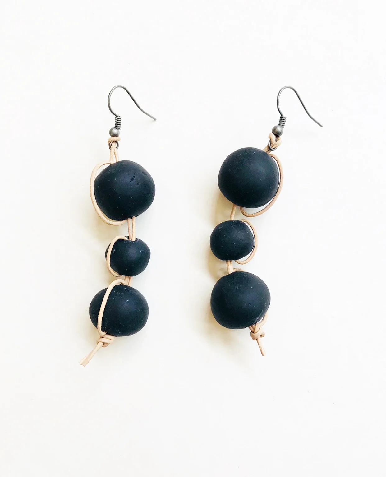 earring_westperro_pearlsofthedesert_blackrock.jpg