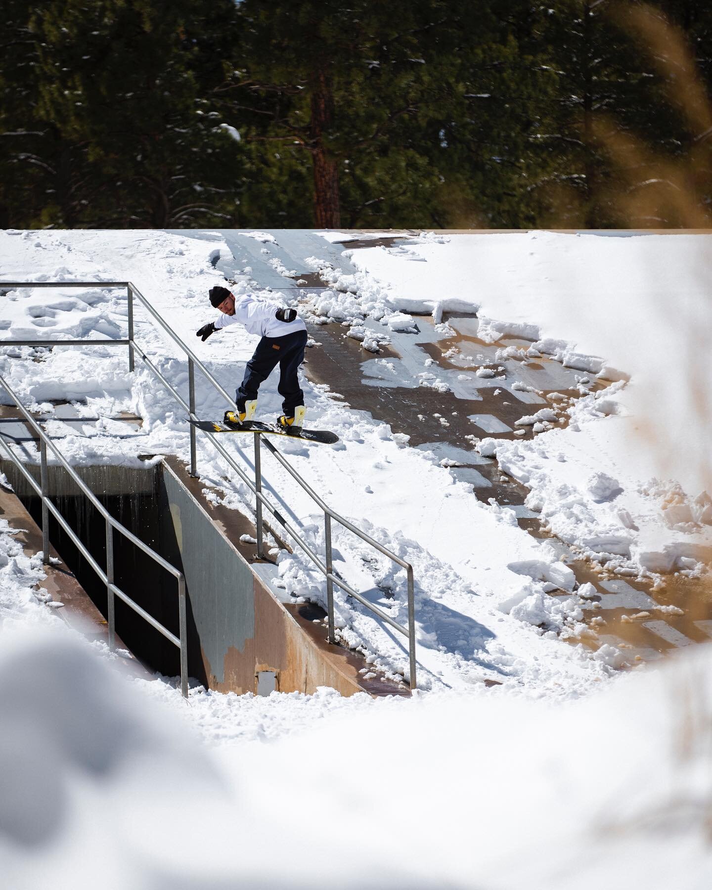 EPISODE 24 ft @gofasttturnleft is dropping Monday , hit the link in stories to get a notification ✅ 

A Flagstaff classic📍
⚒ @yaboymattyc 
📷 @mattthemoonman 
#snowboarding #arizona🌵 #fyve