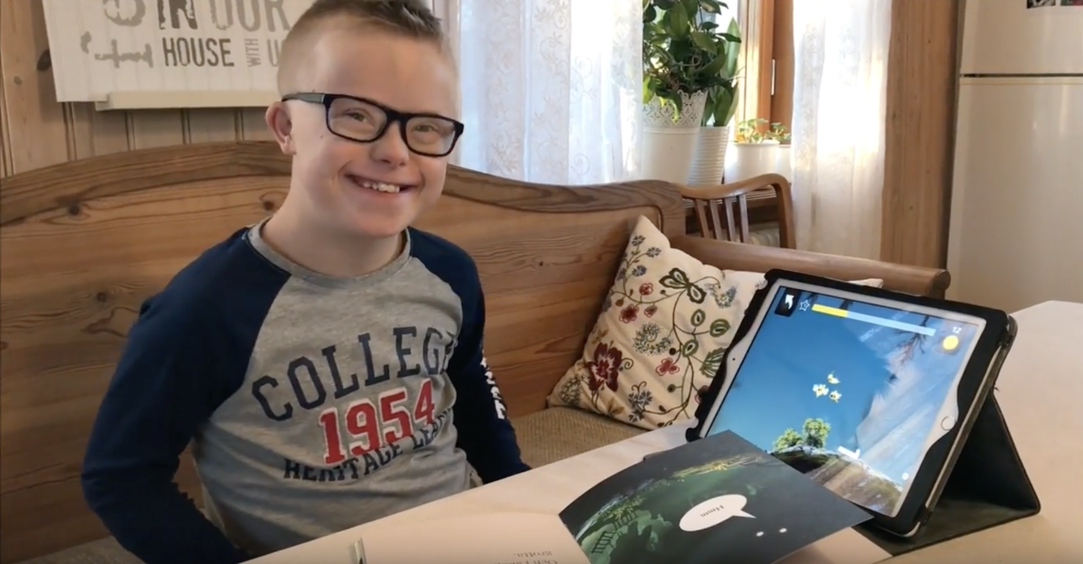 Max øver gjerne på lesing med både lesespillet Poio og boken Poio og Leslingene. Foto: Utklipp fra video på deres YouTube kanal, Max Liv.