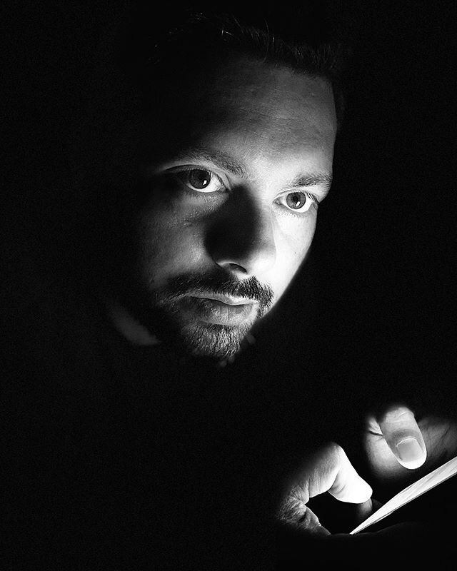 When you&rsquo;re suddenly asked to pose 😁
@manasphoto, I love your eyes! 
#shotoniphone11 #blackandwhiteportraits #phonelight
