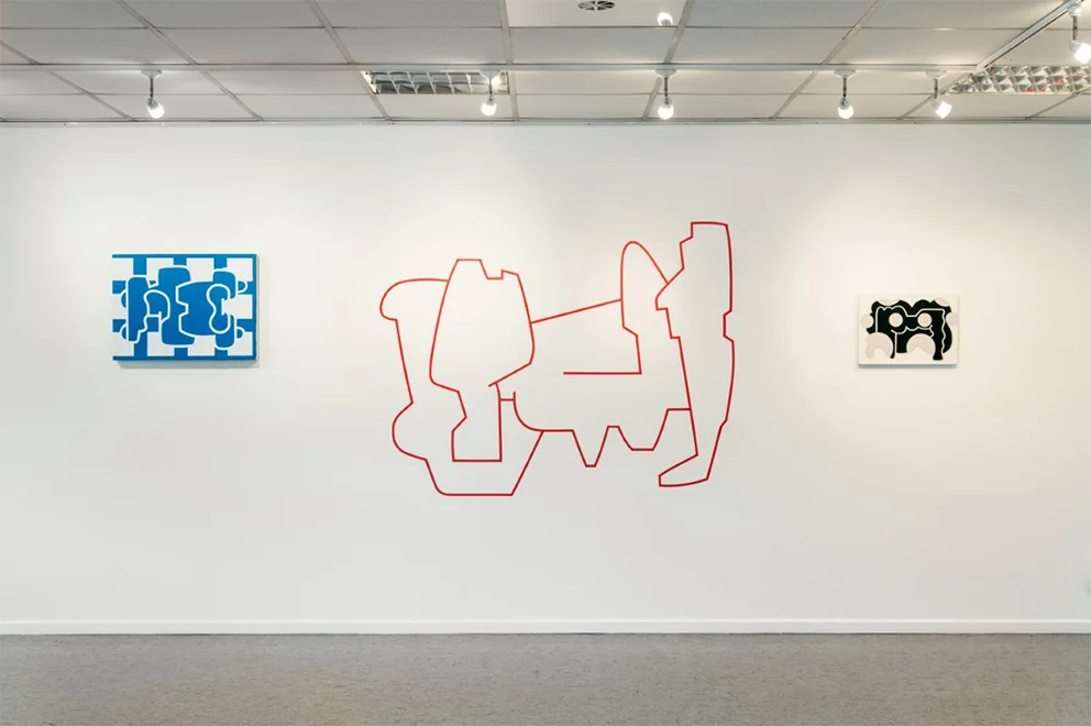 Au centre « Haptique », Dessin fantôme N°3 , 2016 – bande adhésive sur cimaise. Exposition à MicroElectronics, Crolles, 2016.© Renaud Menoud . /Depuis 2015, Olivier Gourvil réalise des dessins fantômes in situ à partir d'un tableau existant, mais absent de l'exposition. Le dessin fantôme est reproduit au mur, comme une réplique du tableau, une ré-activation du tableau absent.