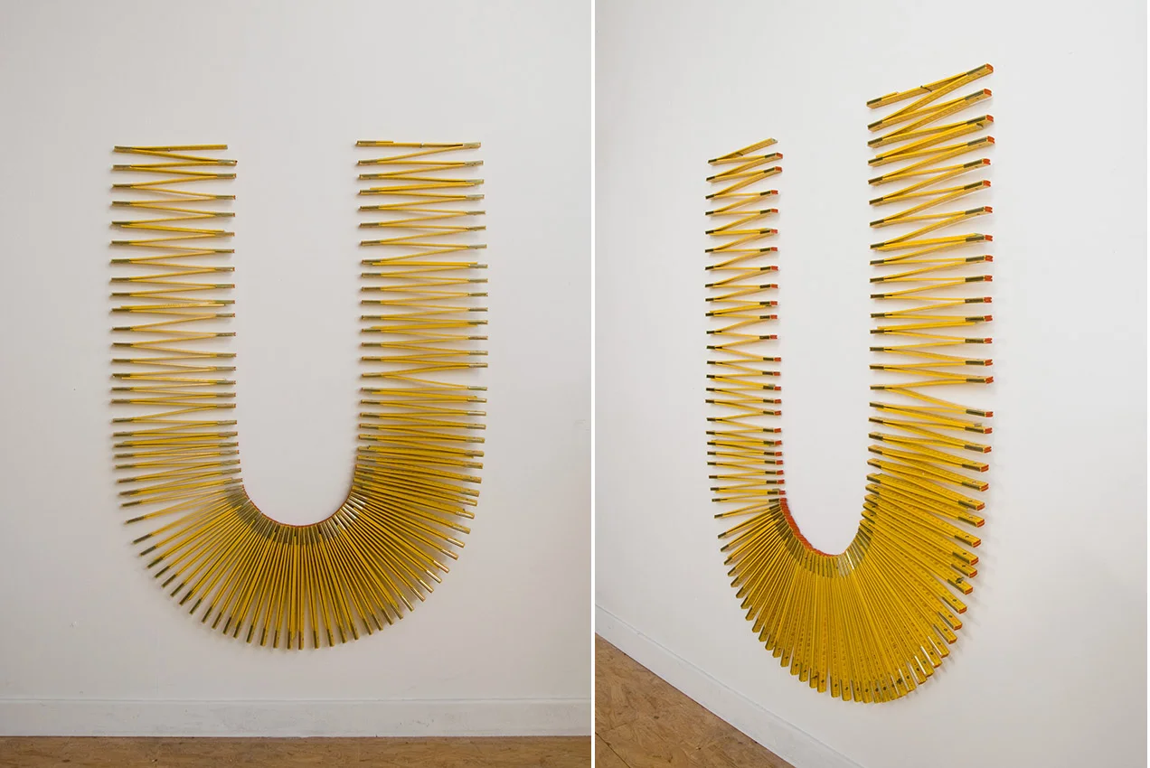 TRENTE TROIS MÈTRES SOIXANTE TROIS. bois peint et métal. 103 x 73 x 2,5 cm. 2017. Assembler dix sept double-mètres pliants en bois (sans la dernière section) convertit 1kg88 en distance. Dans les expositions, les publications et les cartels les oeuvres sont généralement définies par leur titre, leurs dimensions, leurs techniques, leur année de réalisation mais très rarement par leur poids physique. L’idée était de prendre le poids comme postulat de création. Mais quel poids de référence choisir ? En toute humilité travailler sur le poids de l’histoire de l’art, plus précisément d’un ouvrage de référence : « Histoire de l’art » de Ernst Gombrich dans sa version reliée. Ce volume pesant 1kg 88 chaque production va donc se développer à partir de cette contrainte initiale.