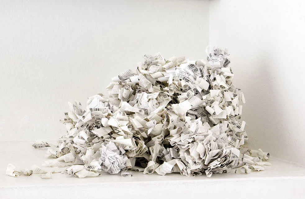 SANS ÉTIQUETTES. 2019. Étiquettes / labels. 30 x 30 x 20 cm Vue de l'exposition / exhibition view. Nothing Personal. Maac, Bruxelles / Brussel (BE)