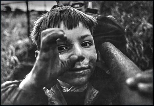  Christophe Avella-Bagur. Belfast, enfant et photographe, 1992. photographie 5 ex, tirage argentique, 24x30cm. 250€ 