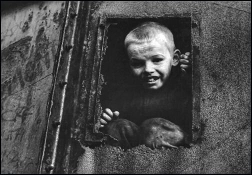  Christophe Avella-Bagur. Belfast, enfant rat, 1992. photographie 5 ex, tirage argentique, 24x30cm. 250€ 