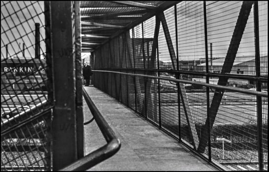  Christophe Avella-Bagur. Belfast, pont acier, homme regardant 1992. photographie 5 ex, tirage argentique, 24x30cm. 250€ 