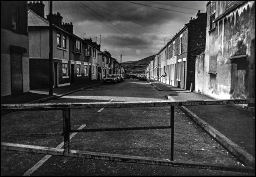 Christophe Avella-Bagur. Belfast, rue et balançoire, 1992. photographie 5 ex, tirage argentique, 24x30cm. 250€ 