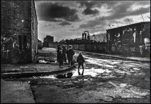  Christophe Avella-Bagur. Belfast, rue vide, enfants, reflets d'eau, 1992. photographie 5 ex, tirage argentique, 24x30cm. 250€ 
