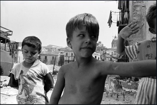  Christophe Avella-Bagur. italie. Palerme, centre avec enfants 1995. photographie 5 ex, tirage argentique, 24x30cm. 250€ 