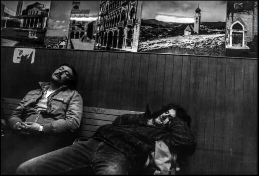  Christophe Avella-Bagur. Italie, Venise, dormeurs gare 1986. photographie 5 ex, tirage argentique, 24x30cm. 250€ 