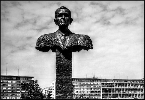  Christophe Avella-Bagur. Roumanie, sculpture et immeubles, 1996. photographie 5 ex, tirage argentique, 24x30cm. 250€ 