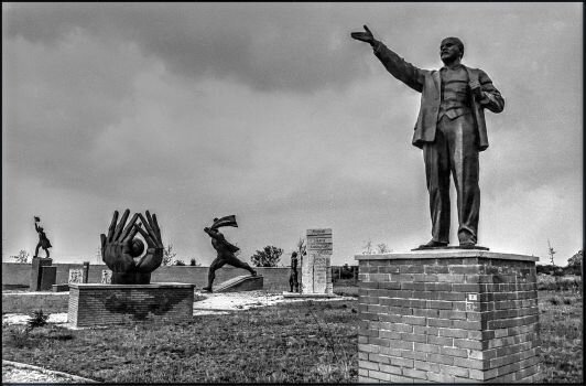  Christophe Avella-Bagur. Hongrie, Budapest parc et sculptures 1997. photographie 5 ex, tirage argentique, 24x30cm. 250€ 