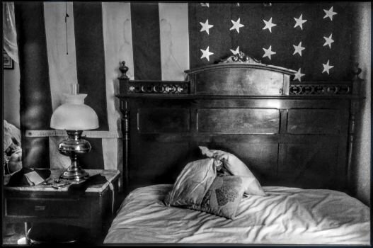  Christophe Avella-Bagur. USA,  New York, chambre et drapeau. 1996. photographie 5 ex, tirage argentique, 24x30cm. 250€ 