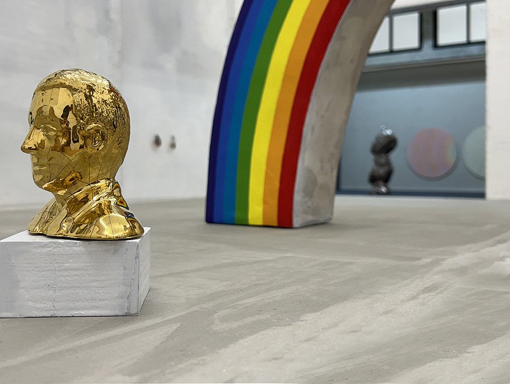  Cathy Coëz « Vlad », lustre or sur céramique émaillée, 2017  Elisa Fantozzi   Archi-Rainbow:  resin sculpture, epoxy paint, 2022 