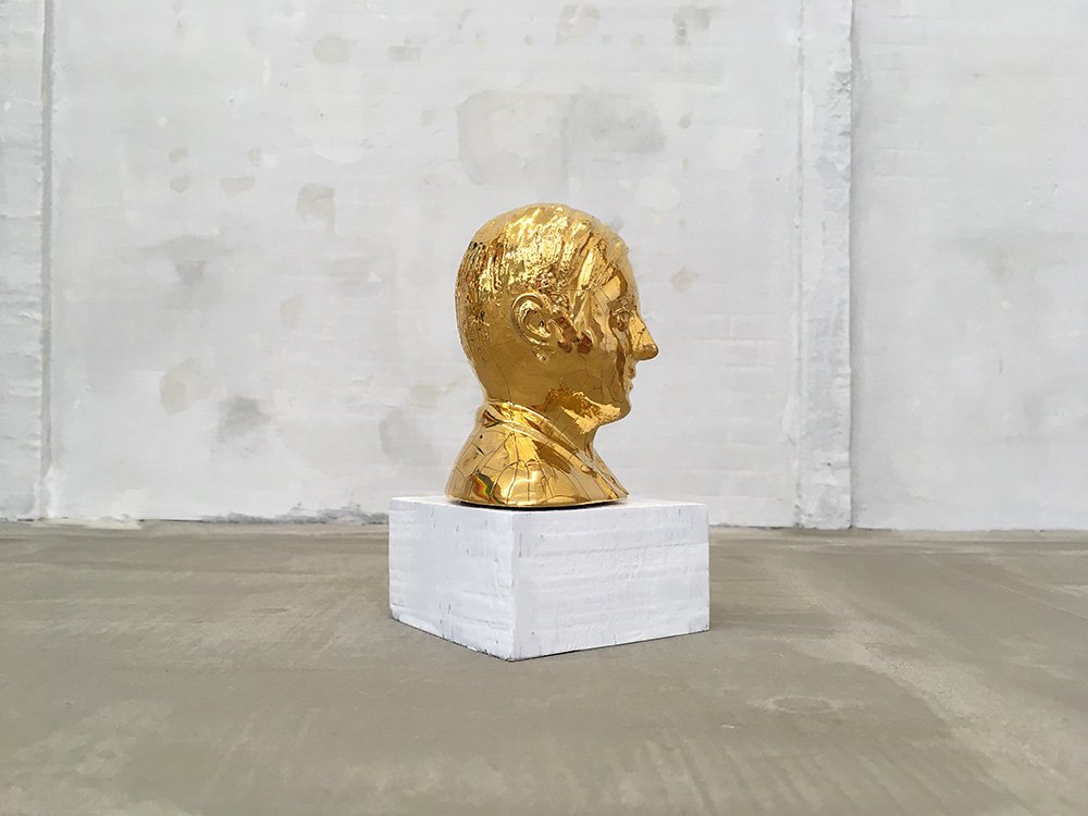  Cathy Coëz « Vlad », lustre or sur céramique émaillée, 2017 