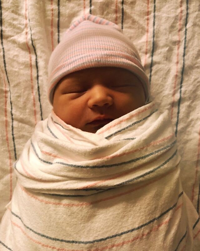 Arlo Frederic Hughes Wright made his rather dramatic arrival in the world on Monday December 30th and has been adorably screaming ever since 😍😍