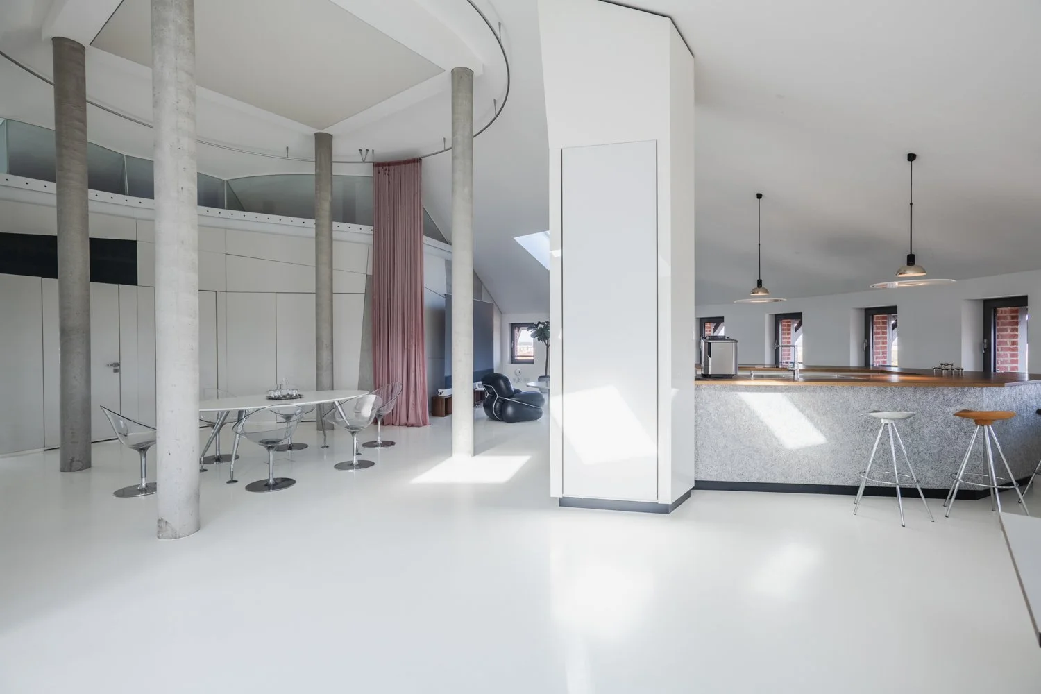 Modern Futuristic Open-Space Apartment in Tower