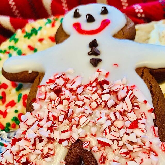 A holiday cookie lineup out at the #statefarmersmarket today including our classic peppermint pants😄
#freshbaked #warmoutoftheoven #gingerbreadcookies 
#3daysuntilchristmas #raleighholiday #christmascookies #eggnogcookies #cinnamon #peppermint #supp