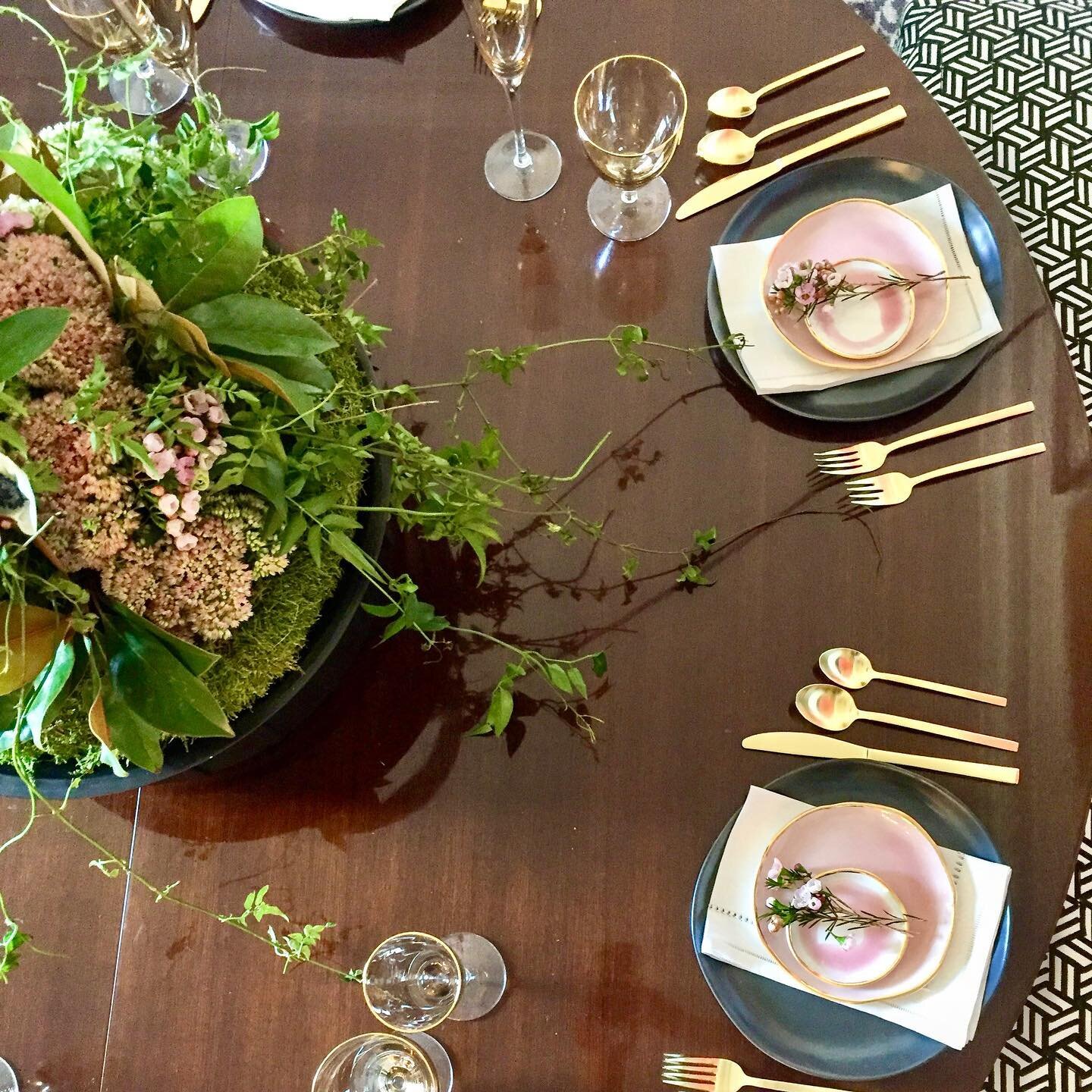 Moody Friday&hellip;&hellip;
.
.
.
#atlantainteriordesign #interiordesign #tablesetting #flowerarrangement #brassflatware