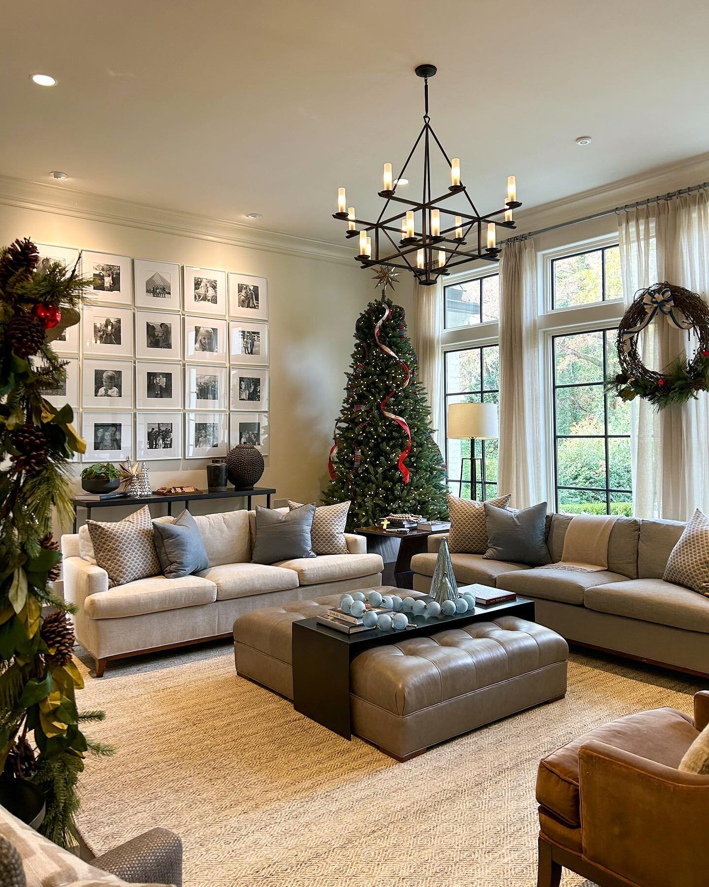 The perfect setting for a Christmas morning!
.
.
.
#interiordesign #atlantainteriordesign #holidaydecor #christmasdecor #christmastree