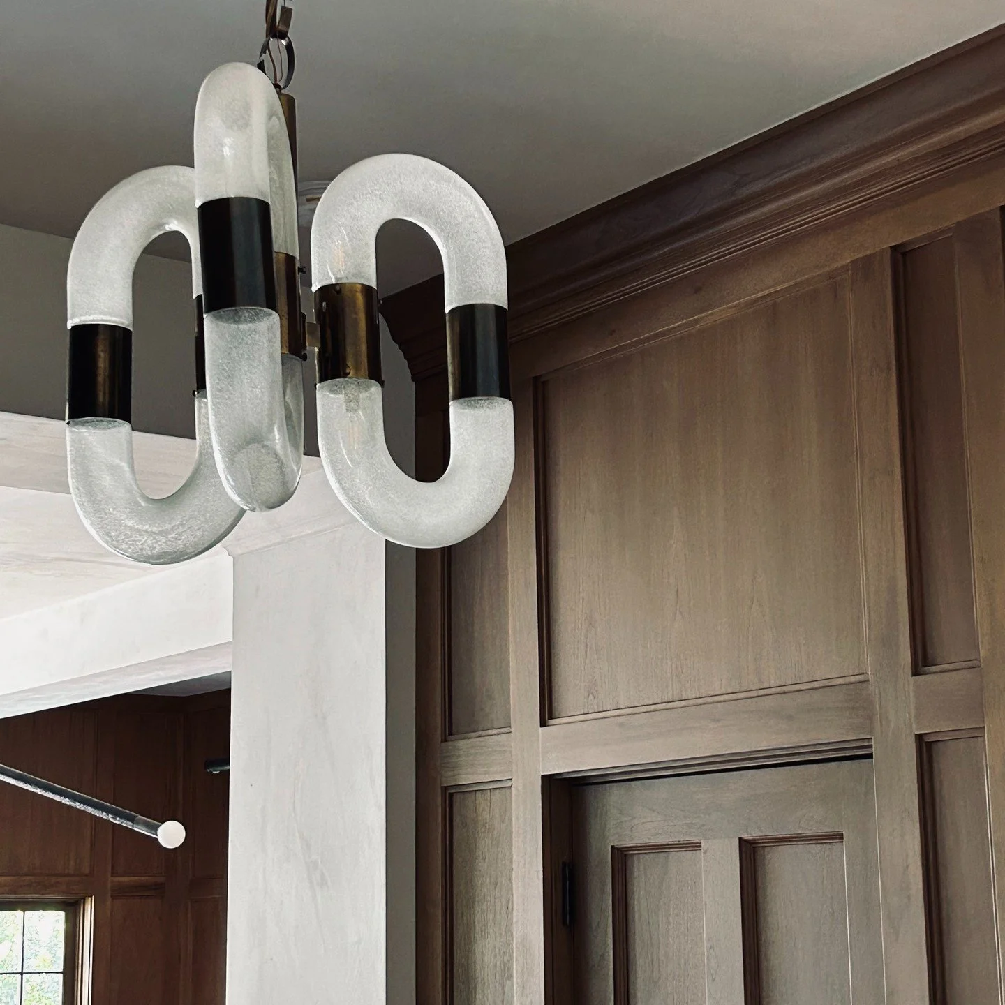 When a vintage find becomes the perfect focal point.

#atlantadesigner #renovation #vintagelighting 

Designer: Y. McFadden LLC
Architect: J. Steven Kemp Architect
Contractor: Revival Construction