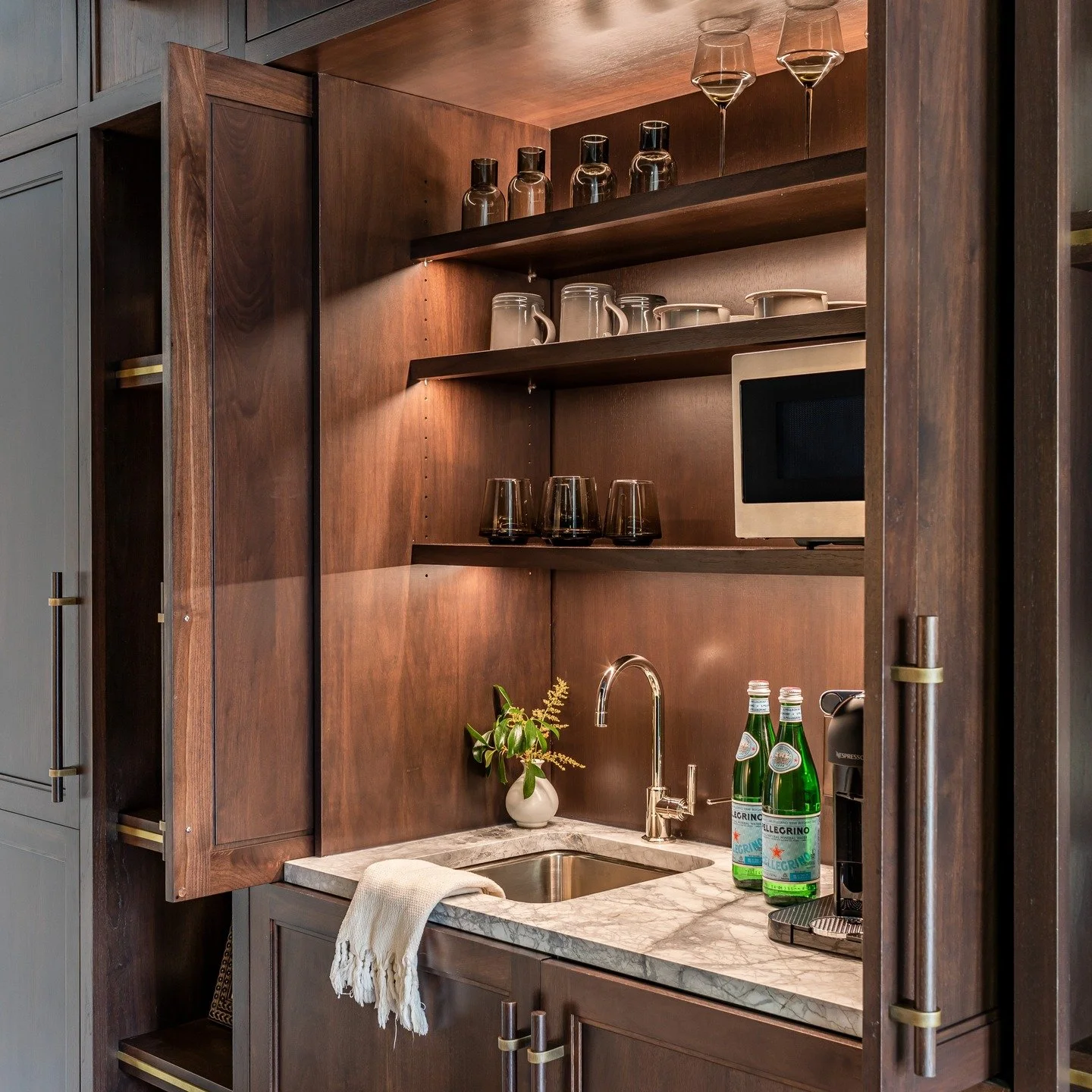 Morning begins here with the smell of fresh coffee; evening settles in with a quiet glass of wine. A hidden treasure at the heart of the home. 

Designer: @ymcfaddenllc
Architect: @jstevenkemparchitect
Builder: @revivalconstructionatlanta
Photographe