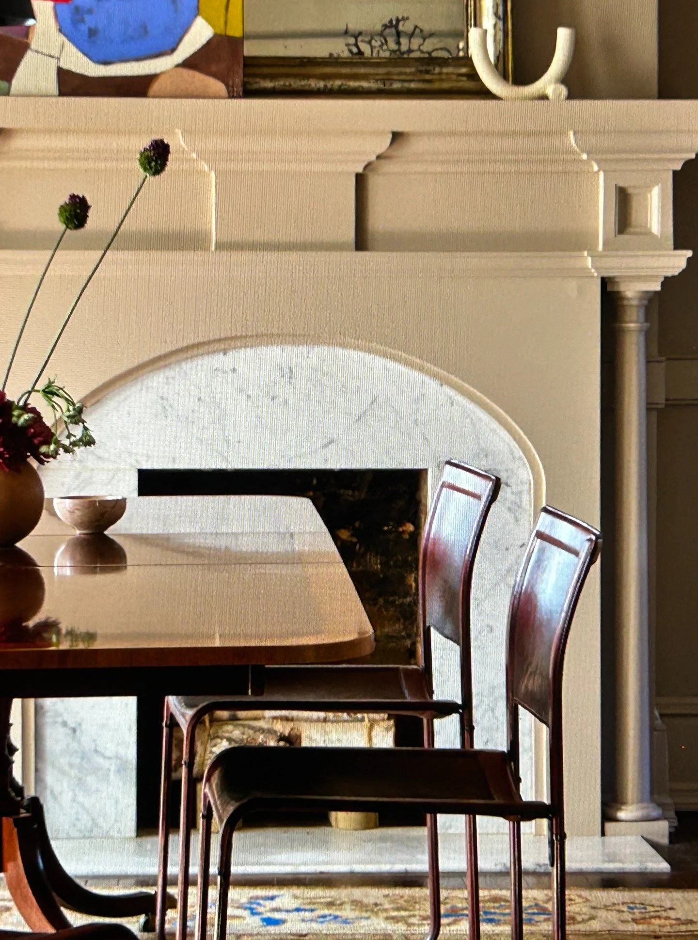 What home isn&rsquo;t complete without a few curves?
From the arched firebox to the sculpted table edge, we love a line that moves. 😍

#LuxuryInteriors #CollectedInteriors #ArchitecturalDetails #LayeredInteriors #TimelessDesign #ArtfulLiving