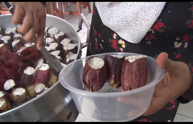 ‘ Menikmati keunikan rasa lemang periuk kera : geniet van het unieke karakter van de bekerplant.’