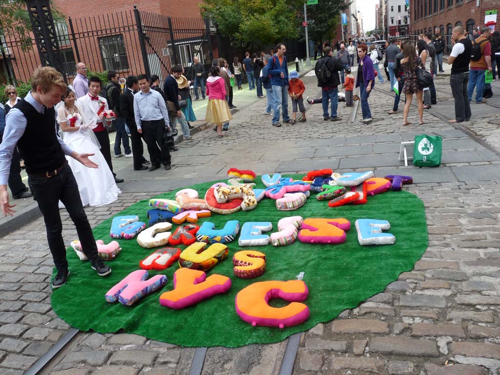  Text-ing public intervention at Dumbo Arts Festival, Brooklyn NYC, 2009 