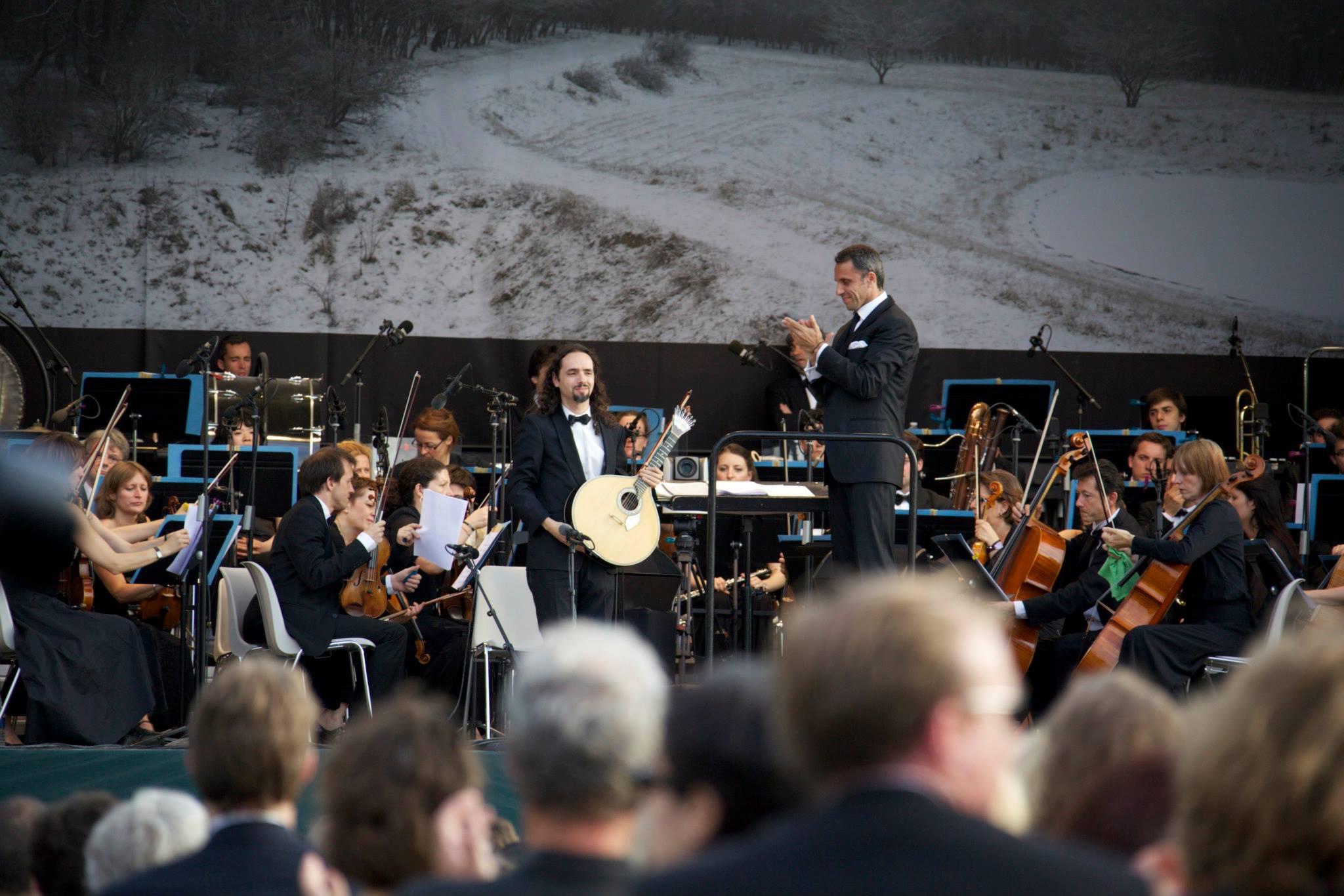 da Silva performing with Orchestre Lamoureux at the Jardin des Tuileries of the Louvre Museum in Paris