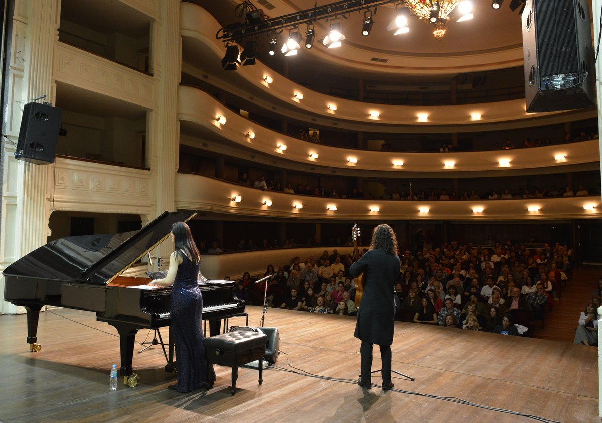 Caruso and da Silva performing at Teatro Independencia in Mendoza, Argentina.
