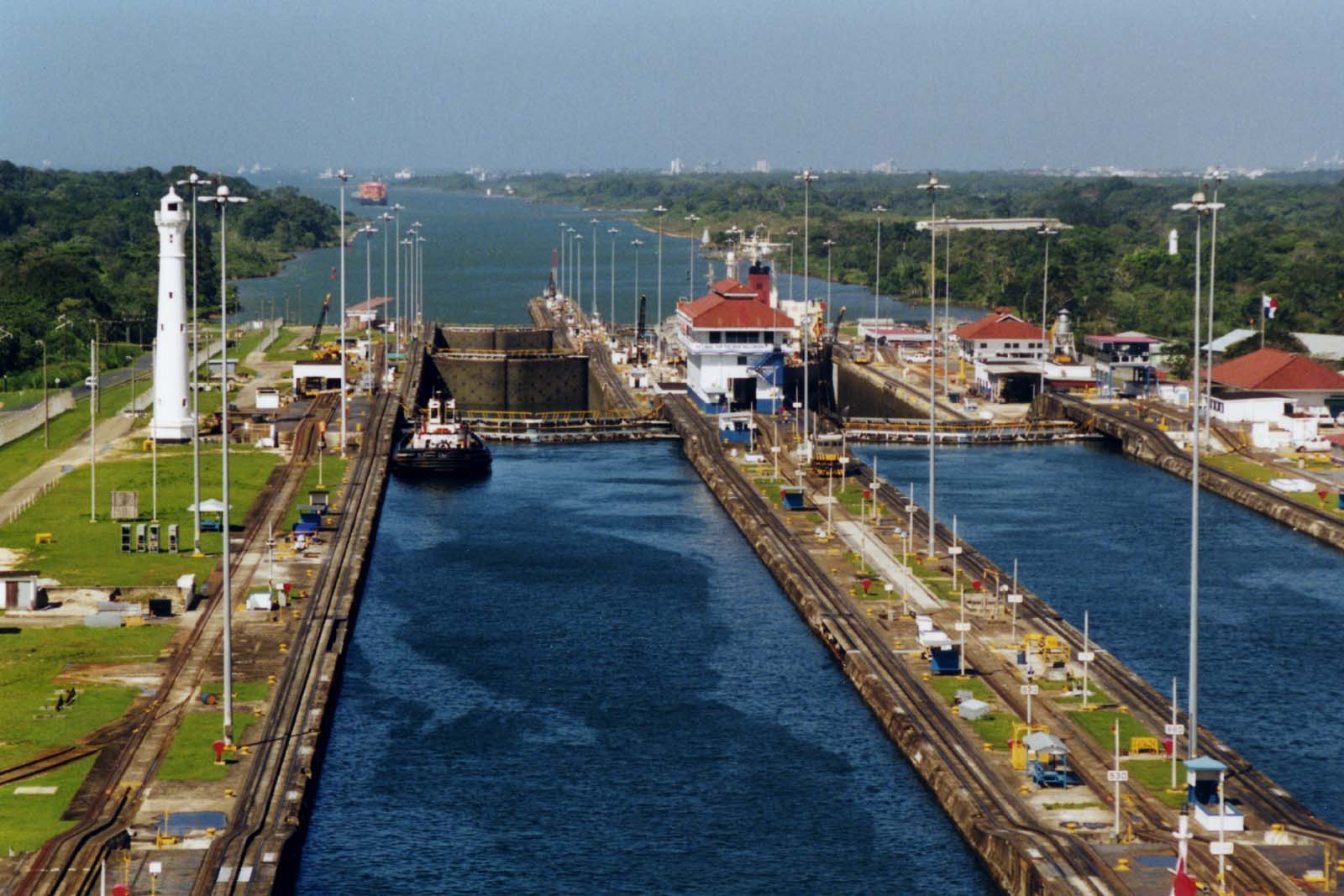 Panama_Canal_Gatun_Locks.jpg