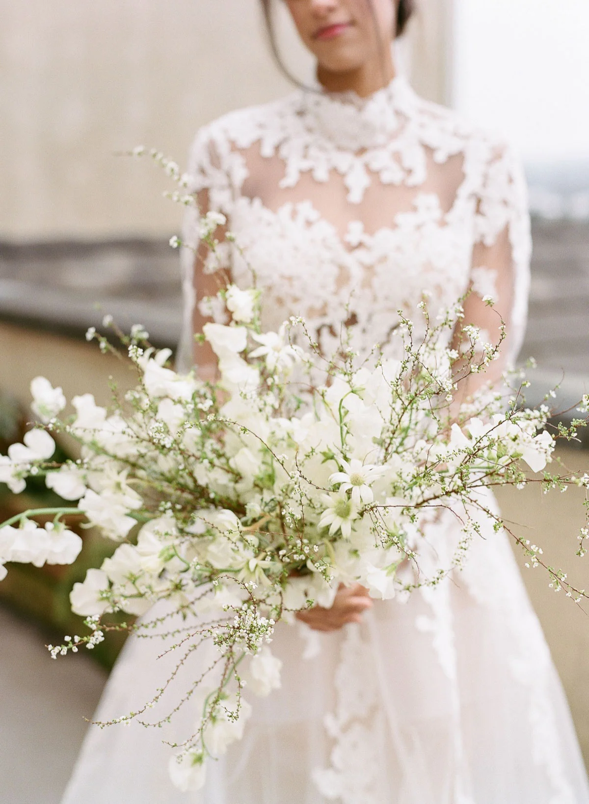 An airy and modern bridal bouquet at Chateau Lill