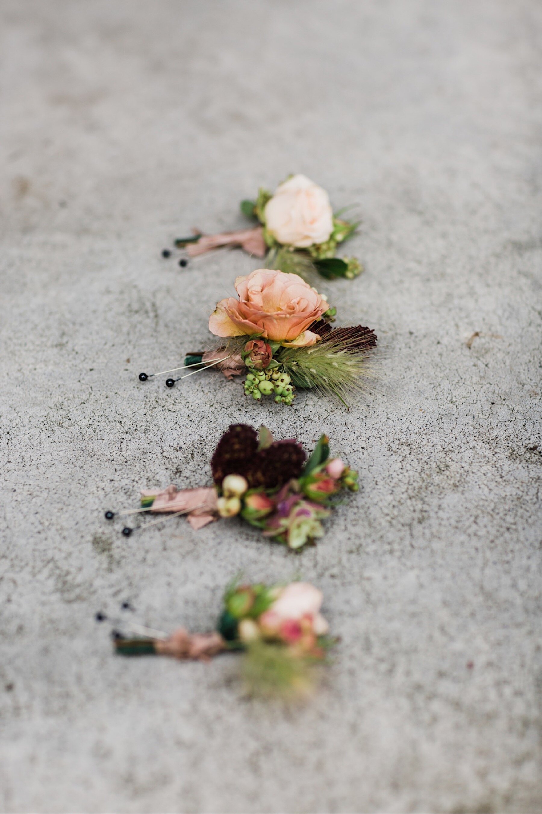 01_shaxton-ngo-059_A_Woodmark_floral_top_with_Florist_Gather_Design_from_Company_at_romantic_the_wedding_lush_Seattle_Wedding_design_Hotel.jpg