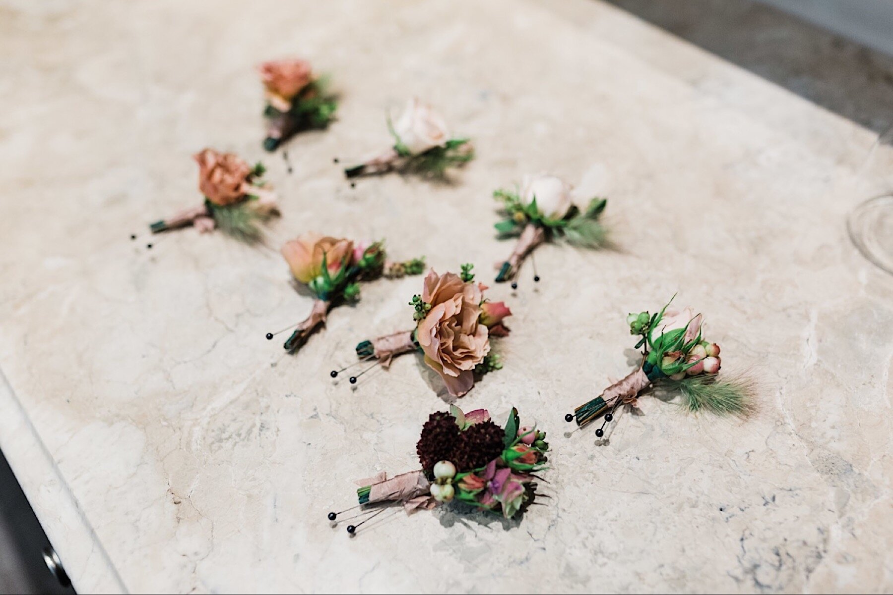 07_shaxton-ngo-060_A_Woodmark_floral_top_with_Florist_Gather_Design_from_Company_at_romantic_the_wedding_lush_Seattle_Wedding_design_Hotel.jpg