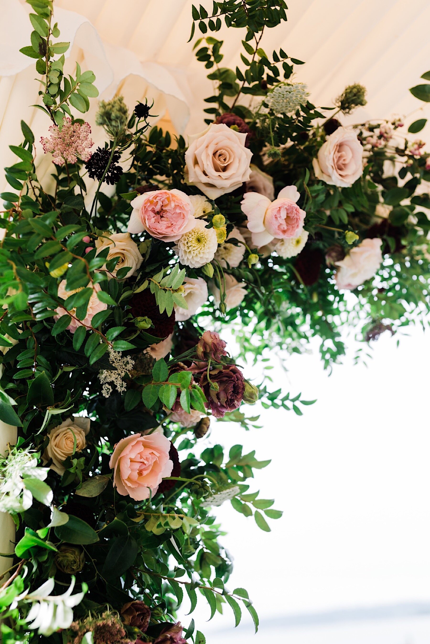 06_shaxton-ngo-235_A_Woodmark_floral_top_with_Florist_Gather_Design_from_Company_at_romantic_the_wedding_lush_Seattle_Wedding_design_Hotel.jpg