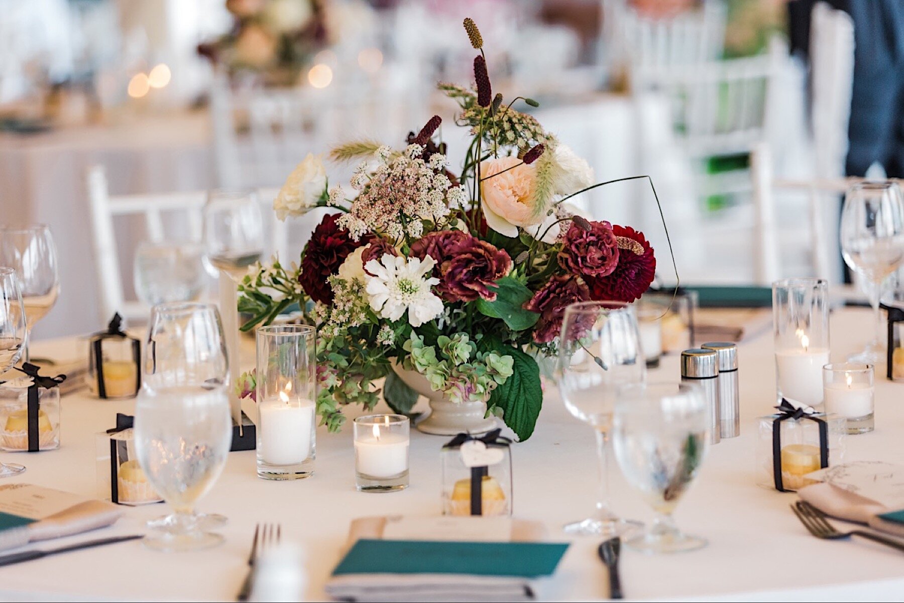 18_shaxton-ngo-443_A_Woodmark_floral_top_with_Florist_Gather_Design_from_Company_at_romantic_the_wedding_lush_Seattle_Wedding_design_Hotel.jpg
