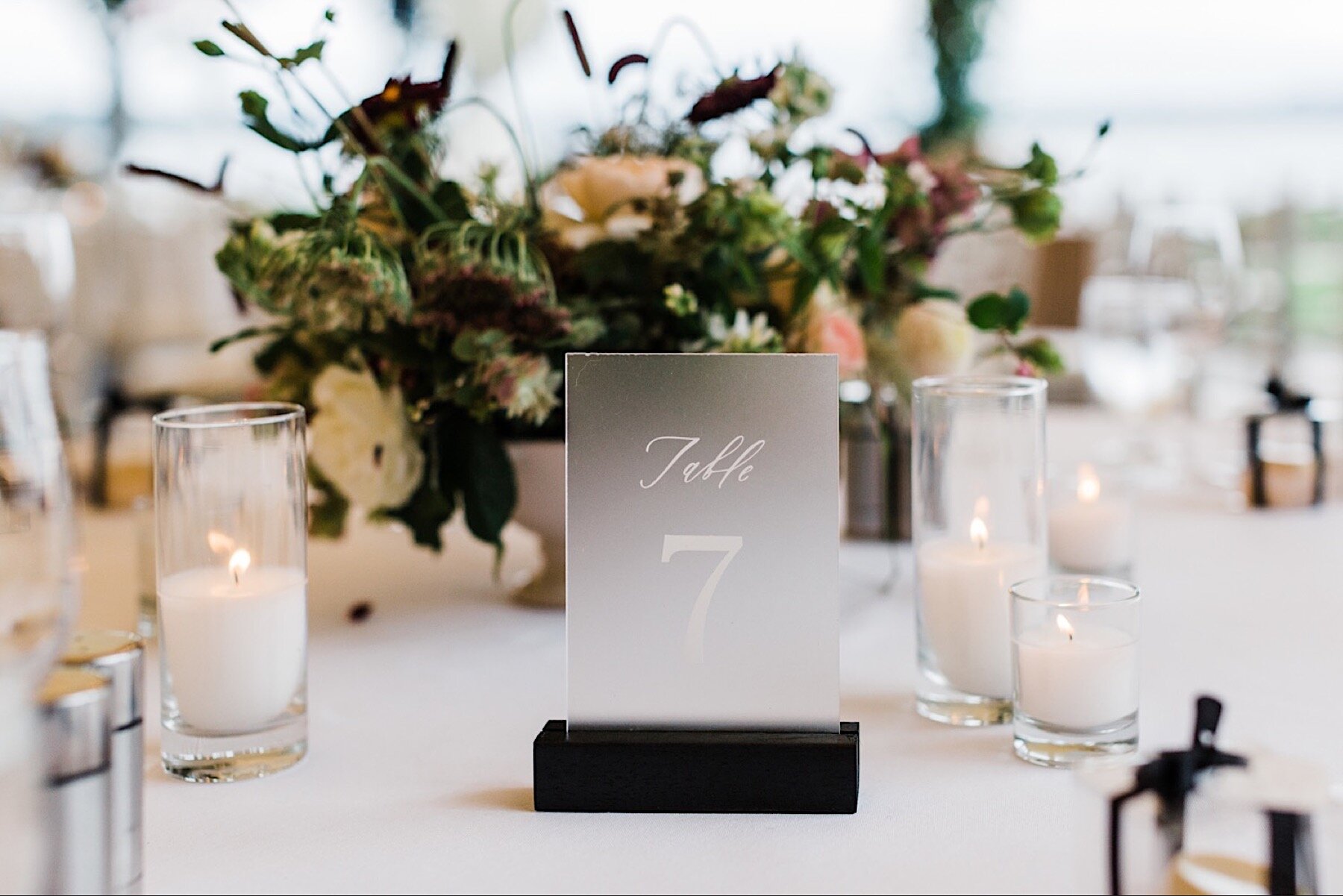 20_shaxton-ngo-422_A_Woodmark_floral_top_with_Florist_Gather_Design_from_Company_at_romantic_the_wedding_lush_Seattle_Wedding_design_Hotel.jpg