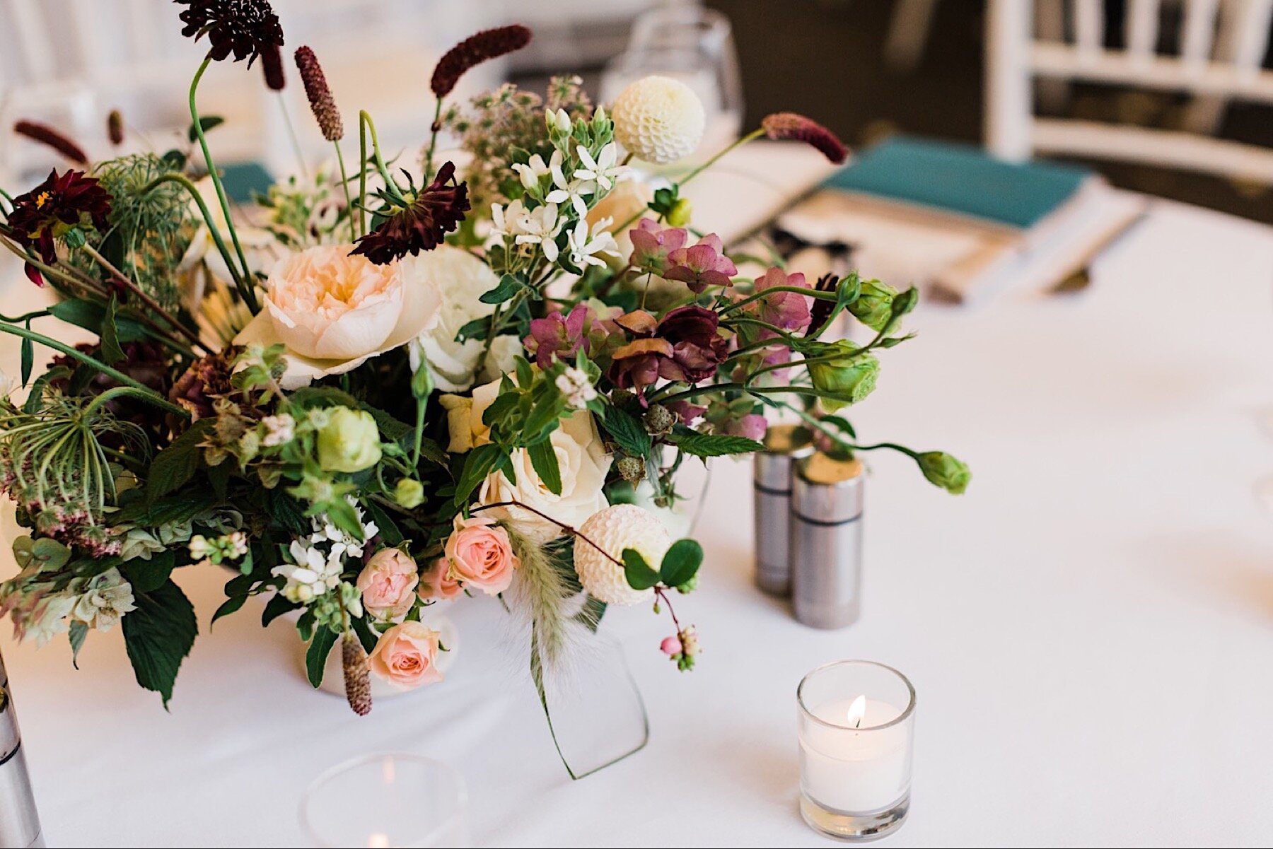 22_shaxton-ngo-432_A_Woodmark_floral_top_with_Florist_Gather_Design_from_Company_at_romantic_the_wedding_lush_Seattle_Wedding_design_Hotel.jpg