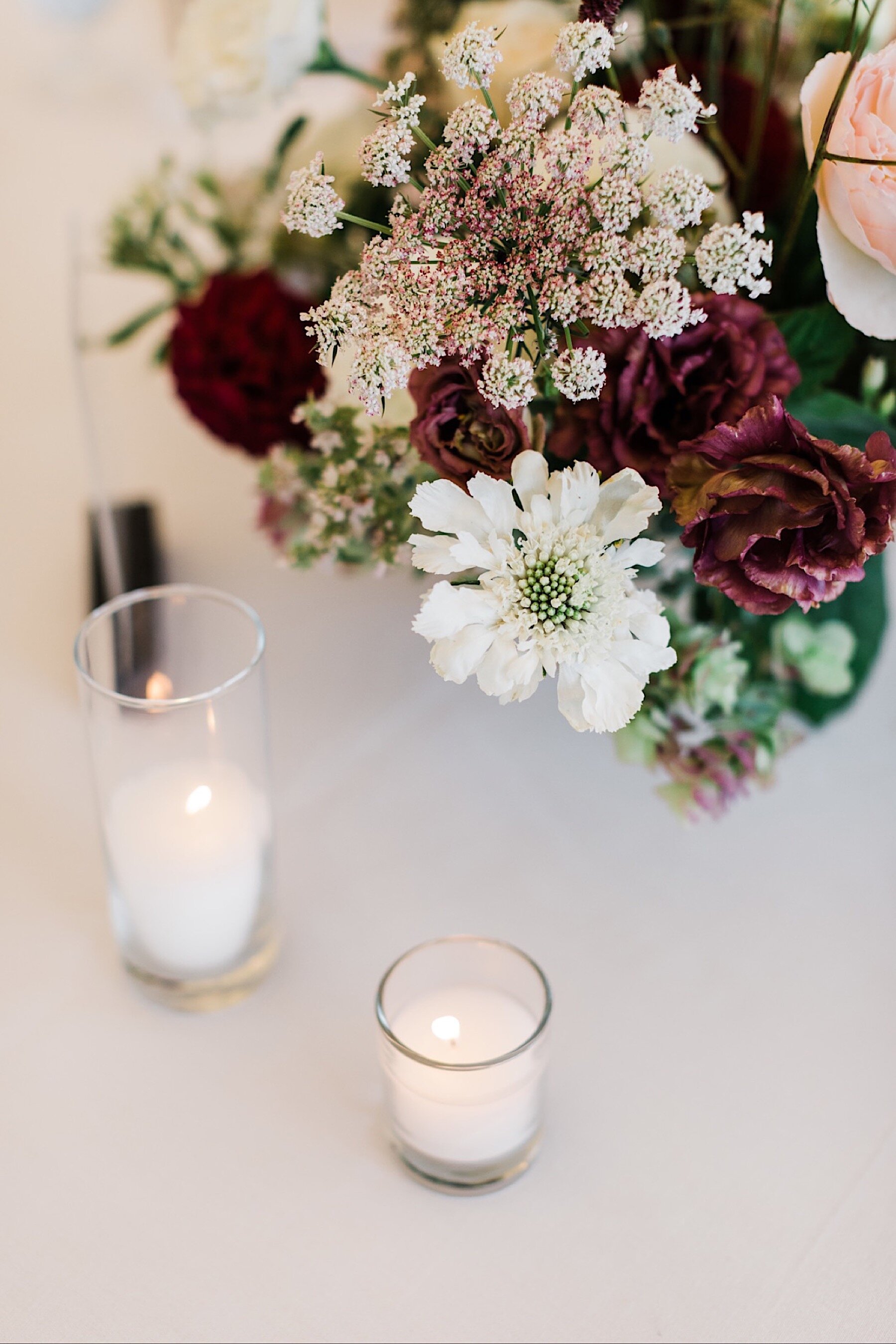 23_shaxton-ngo-430_A_Woodmark_floral_top_with_Florist_Gather_Design_from_Company_at_romantic_the_wedding_lush_Seattle_Wedding_design_Hotel.jpg