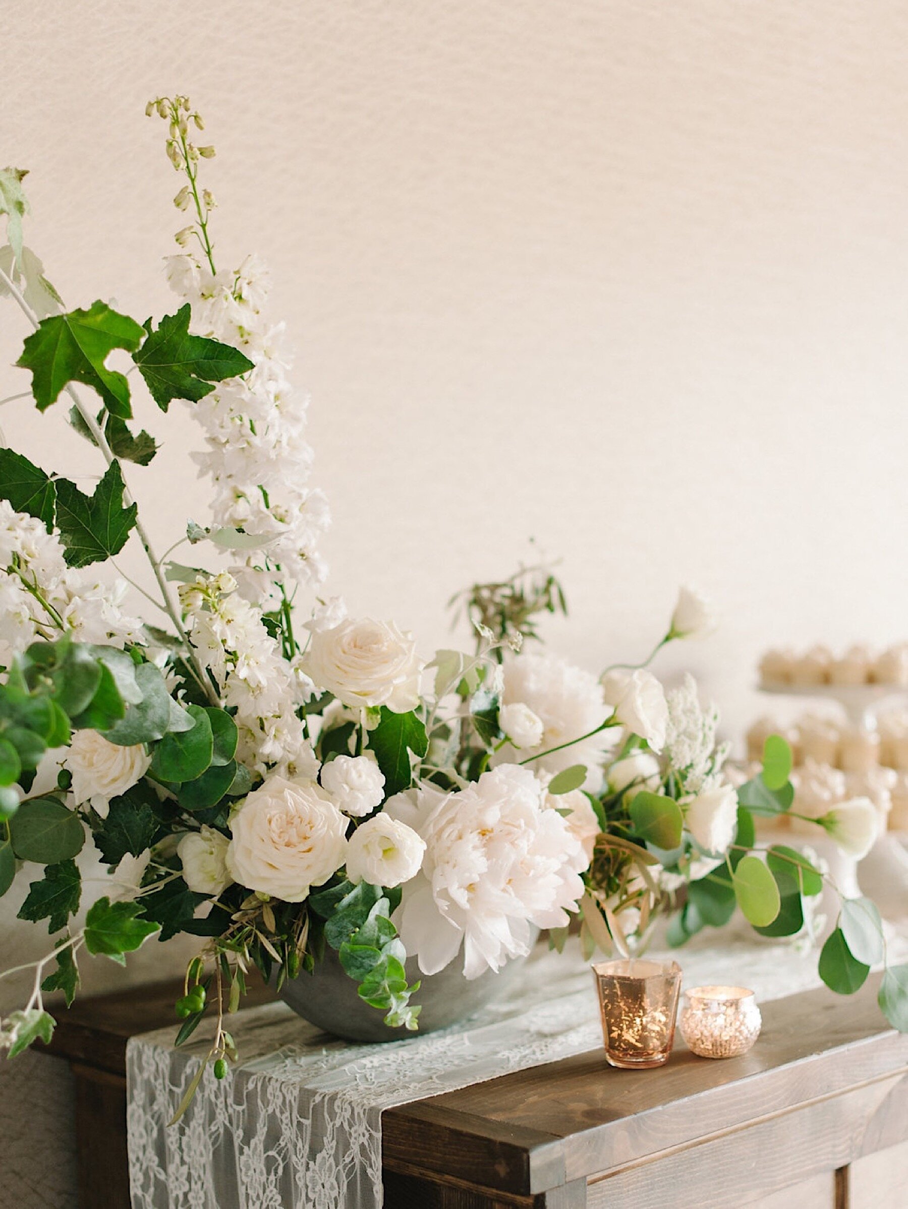 15_wedding_White_luxury_Lodge_green_Company_by_at_Design_and_florist_Seattle_Gather_Willows_top.jpg