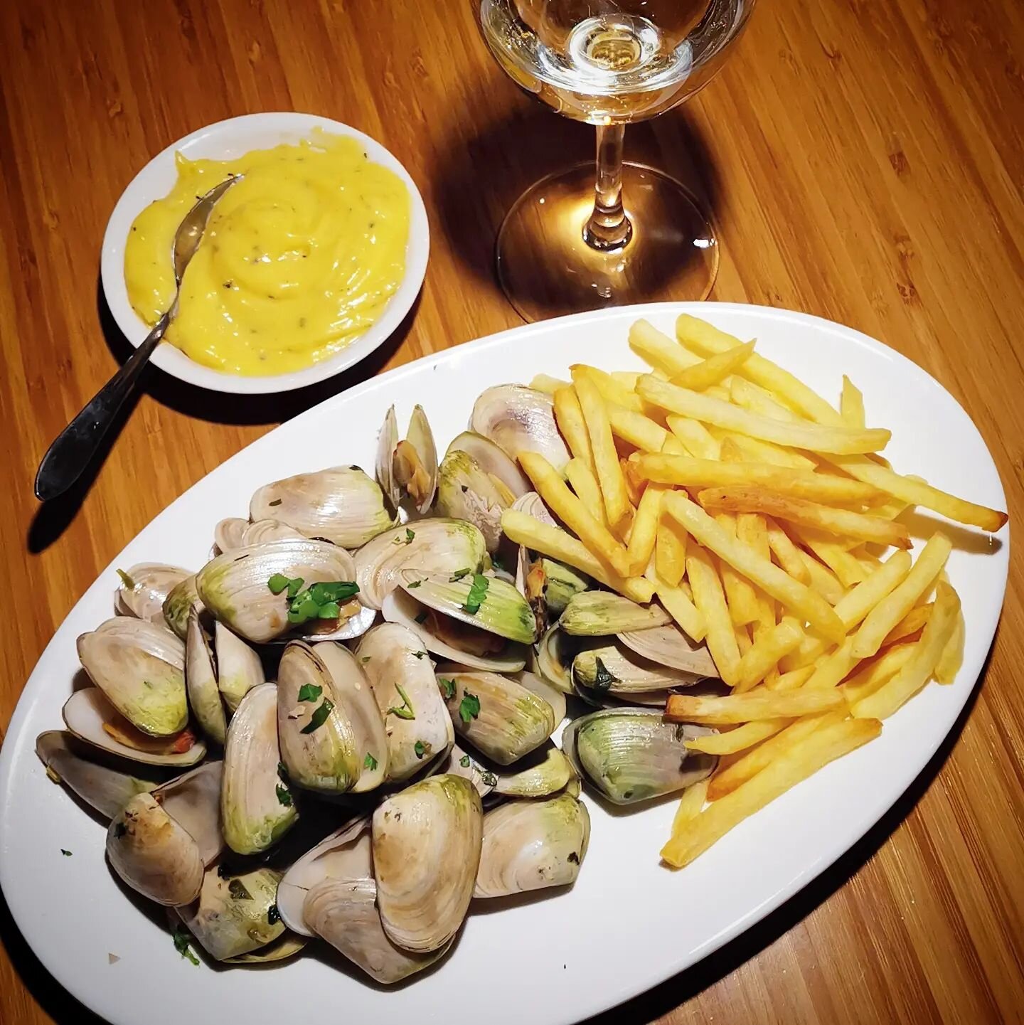 100 Tuatuas or pipis 🦪🦪🦪 lovingly harvested from a secret Auckland beach cooked in French-style with white wine 🍾 with herbs 🌱. Homemade mayo and airfried fries 🍟. Soooo yum!!! Freya our cat loves the pipis too 😻! The shells will be crushed fo