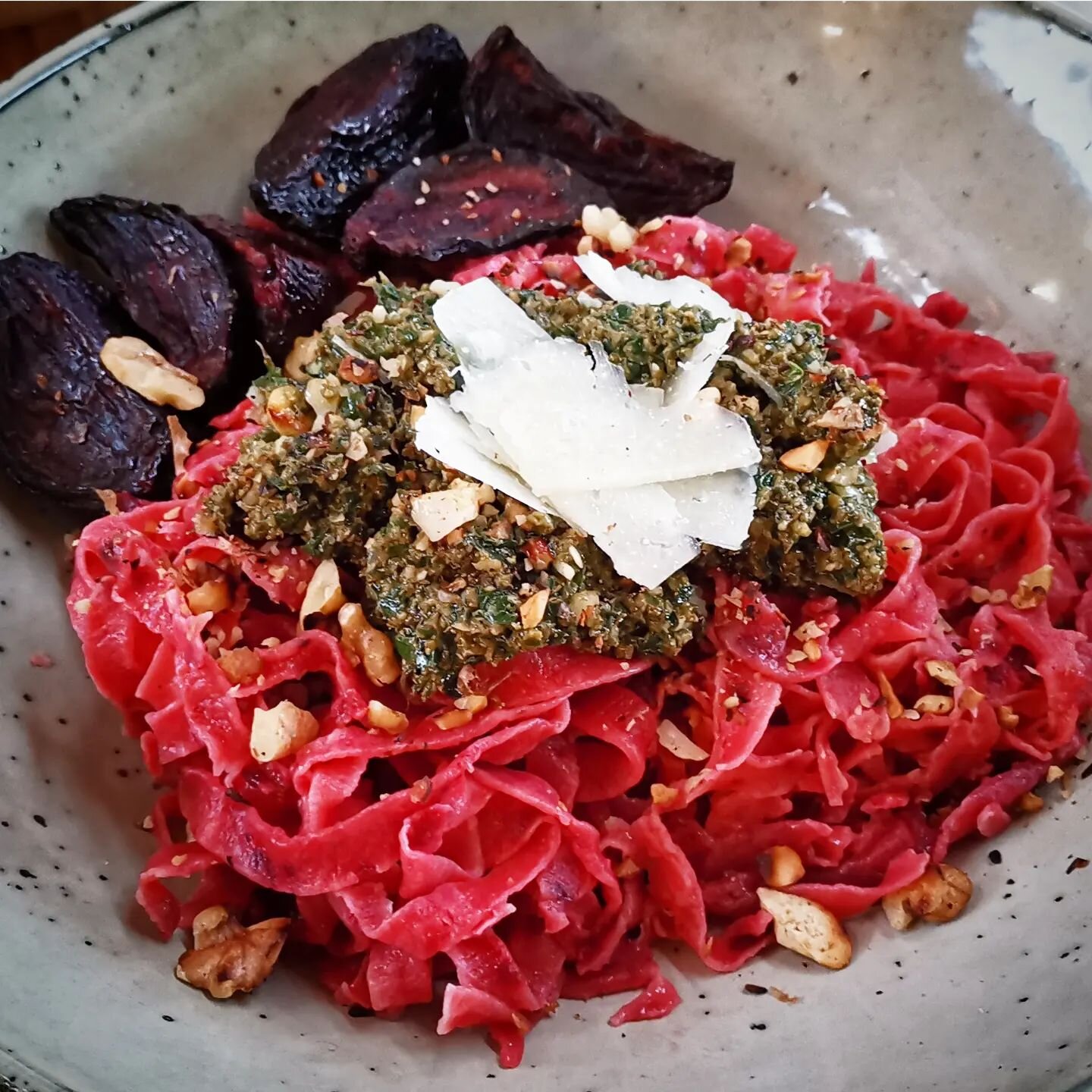 Homemade fresh beetroot pasta 🍝 with homegarden grown basil pesto 🌱 + a dash of pecorino shavings🐑! Had a very good mate over who was responsible for designing and building the center piece bamboo table. A table to carry a feast for the eyes 👀 an