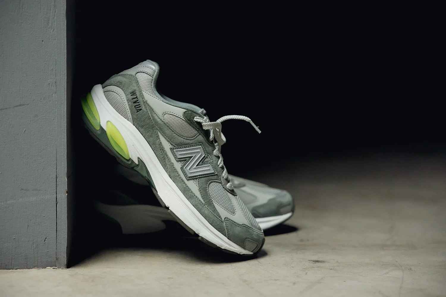 ウポ WTAPS Lends its Touch to New Balance's ABZORB 2010