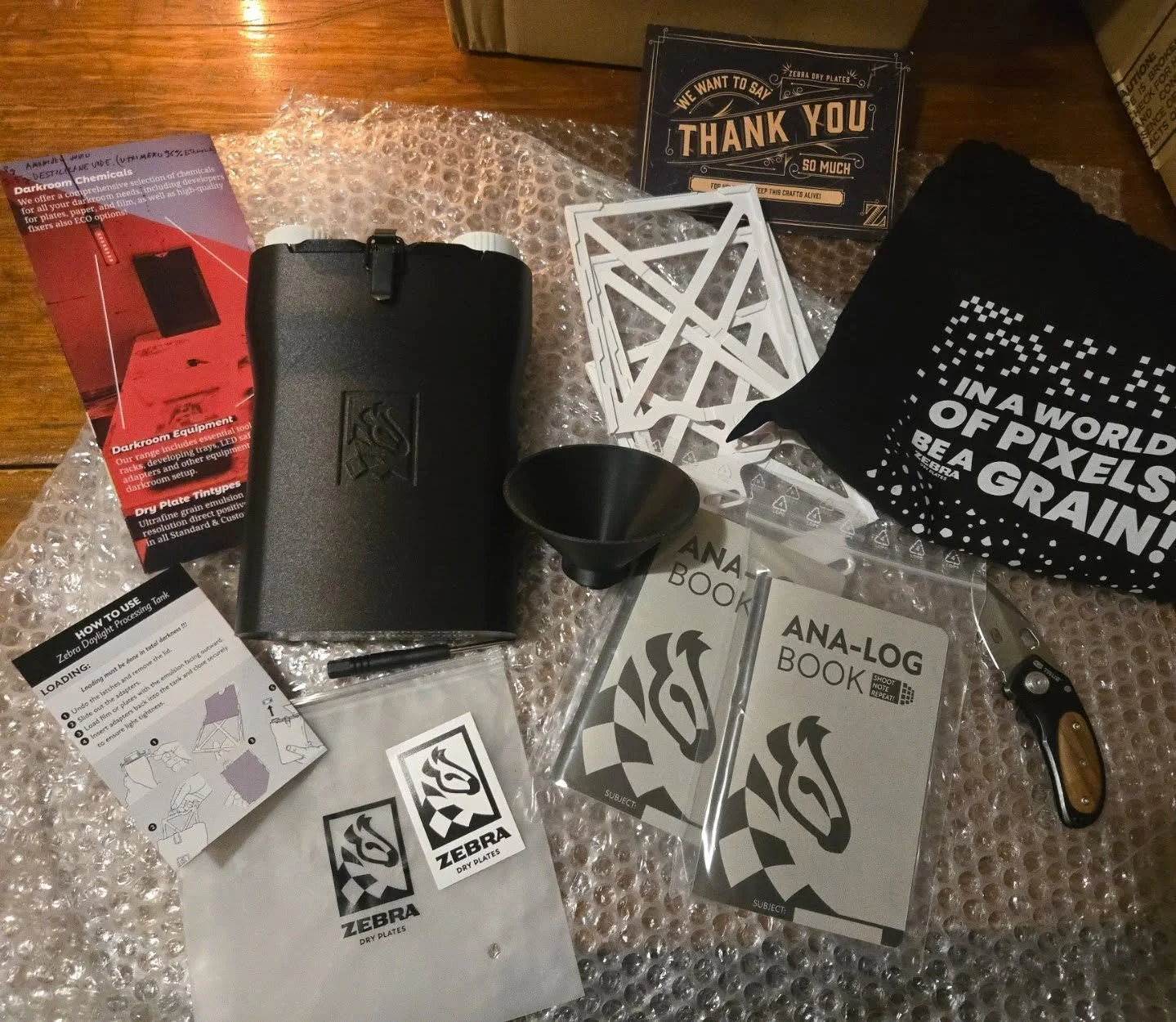 Christmas came early with the arrival of my 4x5 @zebra_dry_plates daylight tank. Fabulous craftsmanship and so many adorable extras. I think my brochure also came with some chemistry brainstorming notes 🧪 if you were missing it, here they are

It's 
