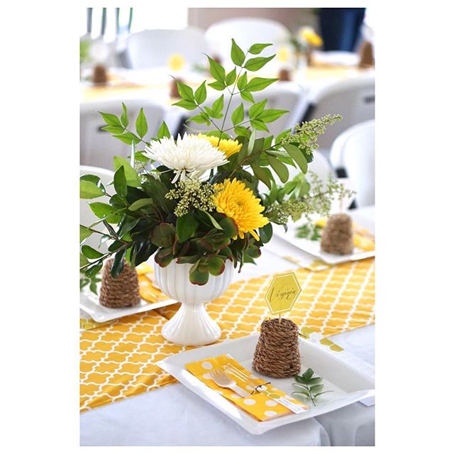 I recently had the honor of throwing a honey-bee themed baby shower for two expecting friends! 🐝 Swipe ➡️ to see all the fun! | Event styling, florals and 📷: @resplendentliving .
.
.
.
.
#resplendentliving #resplendentlivingparties #resplendentlivi